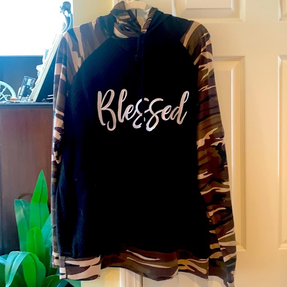 Love and Faith Tops - Hoodie camouflage and black.